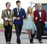 组图：摇滚天后艾薇儿完婚 MV秀朋克范儿婚纱