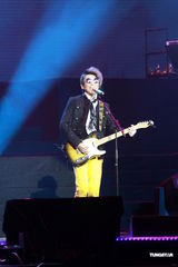 组图：羽泉戴红领巾开唱 海泉亲吻羽凡屁股带动气氛