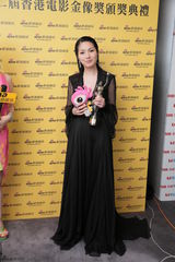 组图：金像奖得主后台秀奖杯 与小新合影