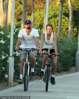 组图：莱昂纳多满脸胡渣 变屌丝与女友骑车打球