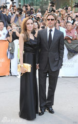 组图：皮特朱莉夫妻携手亮相新片《魔球》红毯