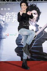 高清图：萧敬腾个唱边唱边跳 另类造型吸睛