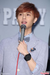 组图：JPM王子撇绯闻女友杨丞琳提前庆生