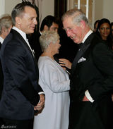 组图：英国皇室捧场007首映 克雷格突发不适