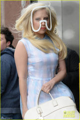 组图：Lady Gaga怪异新造型 面具护目似电焊工