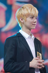 组图：EXO录制节目 12个大男孩儿既帅且萌