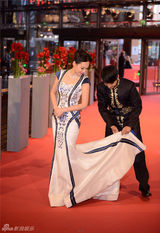 组图：郭晓冬携夫人亮相 东方韵味点燃西方热情