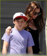 组图：贝克汉姆夫妇携子女外出 小贝紧抱女儿秀父爱