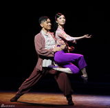 幻灯图：《铁道游击队》成舞剧 “打票车”像动作片