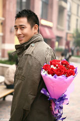 组图：王小毅上演自编自导光棍节主题街拍    