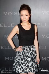 组图：吴佩慈出席时装展 为大S当伴娘练酒量