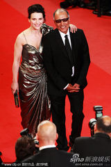 幻灯：《合法副本》首映 朱丽叶-比诺什大玩金属风