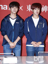 组图：东方神起携手代言品牌出席粉丝签名会