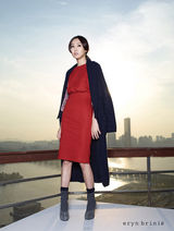 组图：金敏熙拍秋冬服装广告 厚重穿着不掩好身材