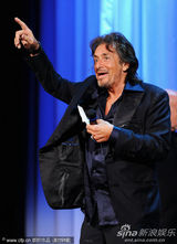 组图：帕西诺获颁导演万岁奖 与小女友分享喜悦