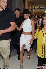 组图：蕾哈娜现身香港迟到两小时两分钟快闪