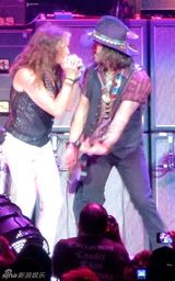 组图：德普与史密斯飞船同台 变身摇滚吉他手