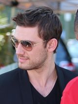 组图：亚历克斯-帕蒂弗现身天使城 显阳光酷帅