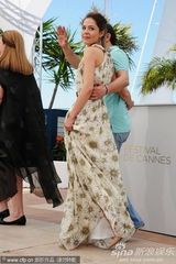 高清图：《伊莲娜》发布会 Yelena花裙清丽