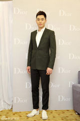 组图：李东学出席活动优雅帅气笑容迷人