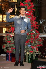 组图：郭富城享受秀肌肉 单身圣诞节与妈妈度过