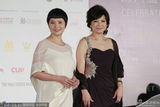 组图：《郊游》主创杨贵媚李烈现身红毯