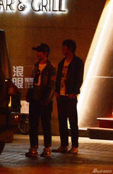 组图：潘粤明深夜与友泡吧 助理开车送回家