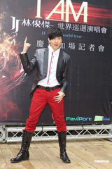 高清图：林俊杰为个唱造势 英俊现身相伴豪车