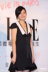 组图：陈妍希低胸V领秀性感 称柴智屏是好姐姐