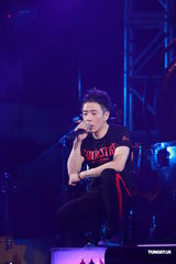 组图：黄贯中红馆卖力开唱 陈豪林保怡等助阵