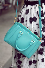 组图：练束梅轻淑女街拍 巧妙搭配秀时尚个性