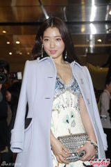 高清：朴信惠袭港露事业线艳压全场 与利特不熟