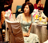 组图：何佳怡春装显活力 孙二娘展现女人魅力