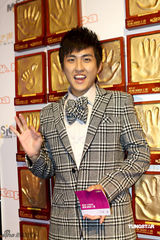 幻灯：群星聚首慈善晚会 张信哲李霄云等爱心献唱