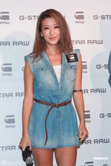 组图：谢婷婷被追问谢霆锋生活 演绎牛仔时尚