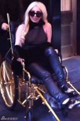 组图：GaGa镀金轮椅首亮相 被胞妹举起小肚微凸