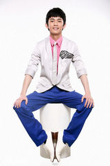 幻灯图：康飞新写真化身蝴蝶美男 讲述演员心态