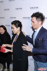 组图：陈茵媺当妈上围升级 与陈豪合体抢奶粉钱