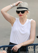 组图：史蒂芬妮携两潮仔游园 祖玛化身贪吃蜘蛛侠