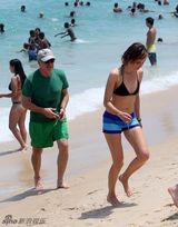 组图：哈里森现身海滩 妻子卡利斯塔身材姣好