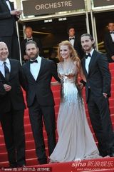 组图：《无法无天》戛纳首映 查斯坦米娅双姝竞艳