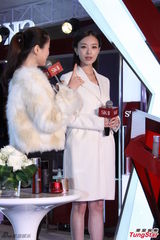 组图：倪妮亮相上海出席代言 米色洋装清新优雅