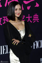 组图：张歆艺露美背 深V长裙性感高贵女神范