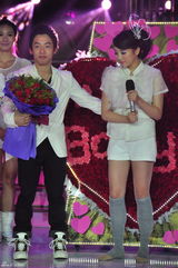 组图：邹凯上电视节目惊喜求婚 陈一冰谢娜微笑祝福