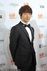 组图：《监视者们》首映 韩孝珠白裙红唇惹火