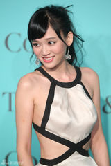 组图：车晓美艳亮相珠宝活动 陈乔恩秀美背