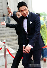 组图：朴有天现身百想西装笔挺帅气逼人