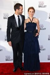 组图：娜塔丽优雅亮相春季舞会 与夫携手秀恩爱