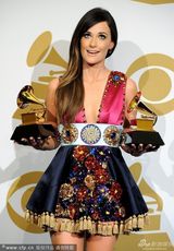 组图：凯西-马斯格雷夫斯获奖 手捂短裙亮相