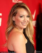 组图：希拉里-达芙金发碧眼甜美 手臂粗壮臃肿